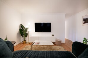 Departamento | Área de sala de estar | Smart TV de 42 pulgadas con canales digitales y televisión 