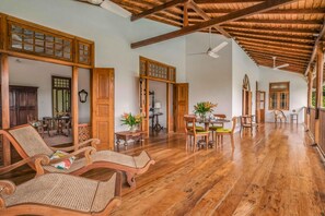 7 bedrooms - Luxurious 07 Bedroom Hilltop Villa With Private Gym (Unawatuna)