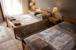 Habitación triple básica, 1 habitación, no fumadores | Wifi gratis