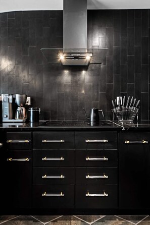 Kjøleskap, mikrobølgeovn, ovn og kokeplater