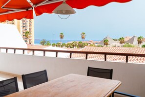 Outdoor dining - Fabulous 2-Bedroom Apartment Near Los Cristianos Beach (Arona)