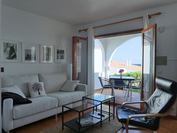 Een smart-tv en boeken