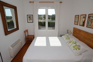 2 habitaciones, tabla de planchar con plancha y cuna de viaje 