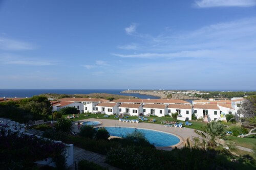 Stylish apartment with sea views - 5 min walk to the beach! 