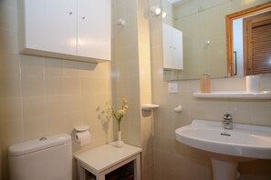 Een douche, een haardroger, handdoeken, zeep