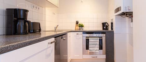 Deluxe Apartment | Private kitchen | Full-size fridge, microwave, stovetop, dishwasher
