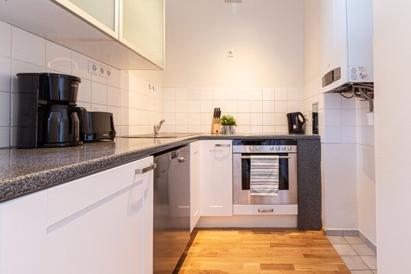 Deluxe Apartment | Private kitchen | Full-size fridge, microwave, stovetop, dishwasher