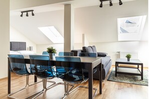Deluxe-huoneisto | Silitysrauta/-lauta, ilmainen Wi-Fi, vuodevaatteet