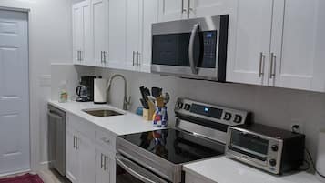 Een koelkast, een microgolfoven, een oven, een kookplaat