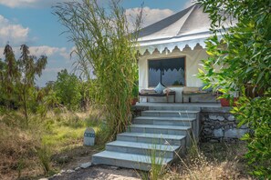 Tenda Luxury | Materassi Select Comfort, minibar, una cassaforte in camera