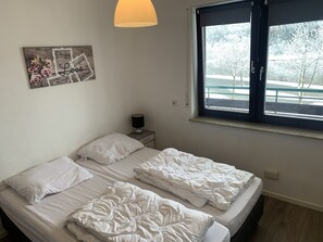 1 Schlafzimmer, Reisekinderbett, Bettwäsche