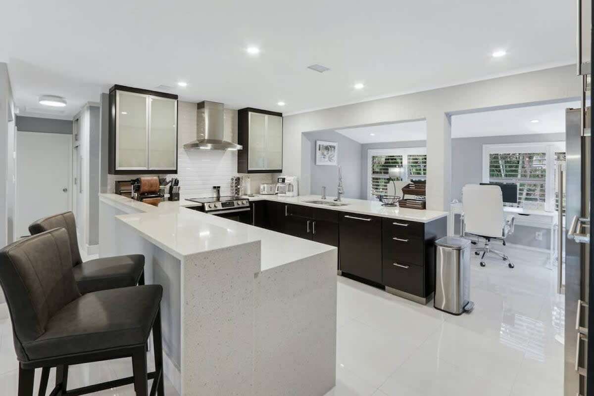 Kjøleskap, mikrobølgeovn, ovn og kokeplater