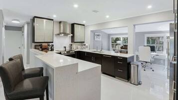 Kjøleskap, mikrobølgeovn, ovn og kokeplater