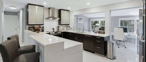 Kjøleskap, mikrobølgeovn, ovn og kokeplater