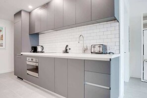 Kühlschrank, Mikrowelle, Herdplatte, Geschirrspüler