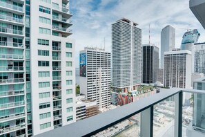 Property grounds - MIA - 227 NE 2nd St. #2611 (S) (Miami)