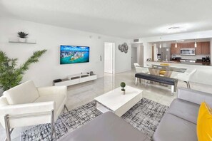 TV, streaming services, offices - LuxBright 1BR Brickell Paradise! Oceanview&parking (Miami)