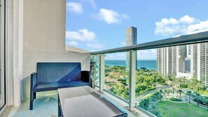 Property grounds - Stylish 2BR Retreat w/ Pool & Tennis Court Access (Sunny Isles Beach)