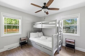 3 Schlafzimmer, Schreibtisch, Bügeleisen/Bügelbrett, WLAN