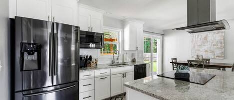 冷蔵庫、電子レンジ、オーブン、コンロ