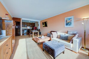 Family Apartment, Multiple Bedrooms, 2 Bathrooms, Mountainside (Panorama maggiore apartment) | Living area | 21-inch TV with cable channels - Panorama maggiore apartment (Locarno)