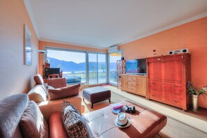 Family Apartment, 2 Bedrooms, 2 Bathrooms, Mountainside (Panorama maggiore apartment) | Living area | TV