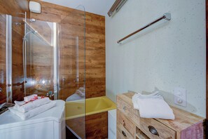 Appartamento familiare, camere multiple, 2 bagni, lato montagna (Panorama maggiore apartment) | Bagno | Combinazione doccia/vasca, asciugacapelli, asciugamani, sapone