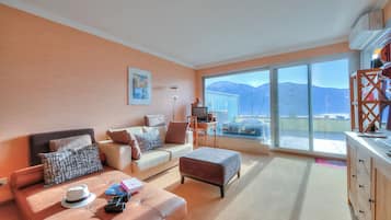 Căn hộ dành cho gia đình, 2 phòng ngủ, 2 phòng tắm, cạnh núi (Panorama maggiore apartment) | Khu phòng khách | TV 21-inch có truyền hình cáp