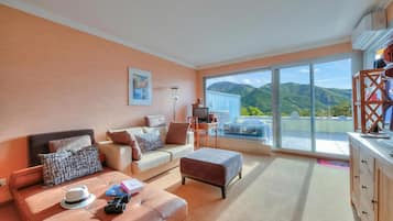 Family Apartment, Multiple Bedrooms, 2 Bathrooms, Mountainside (Panorama maggiore apartment) | Living area | 21-inch TV with cable channels