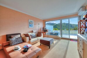 Family Apartment, Multiple Bedrooms, 2 Bathrooms, Mountainside (Panorama maggiore apartment) | Living area | 21-inch TV with cable channels - Panorama maggiore apartment (Locarno)
