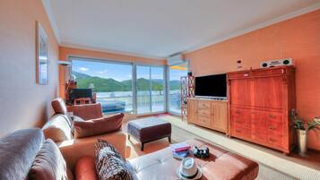 Family Apartment, Multiple Bedrooms, 2 Bathrooms, Mountainside (Panorama maggiore apartment) | Living area | 21-inch TV with cable channels