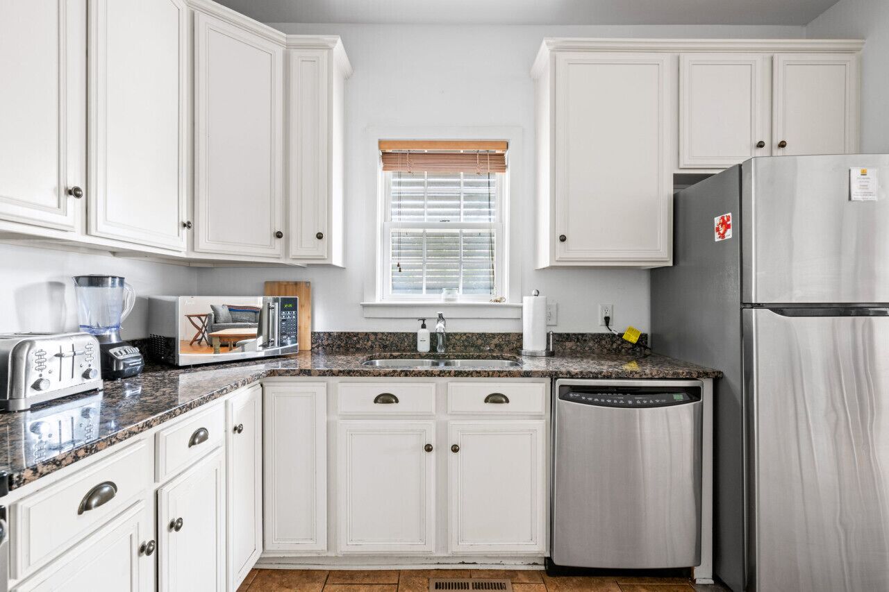 Een koelkast, een koffiezetapparaat/waterkoker