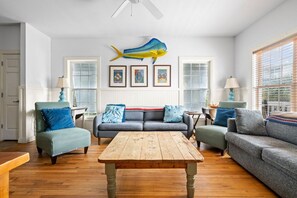 TV - Folly - Large Front Porches - One Block to Beach (Folly Beach)