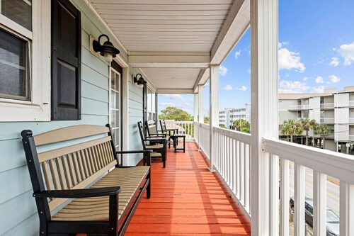 Folly - Large Front Porches - One Block to Beach