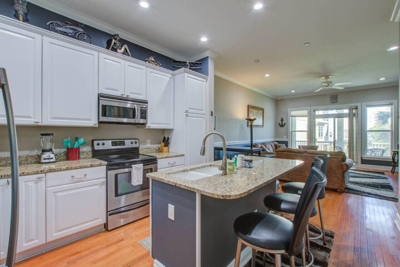 Kühlschrank, Wasserkocher mit Kaffee-/Teezubehör