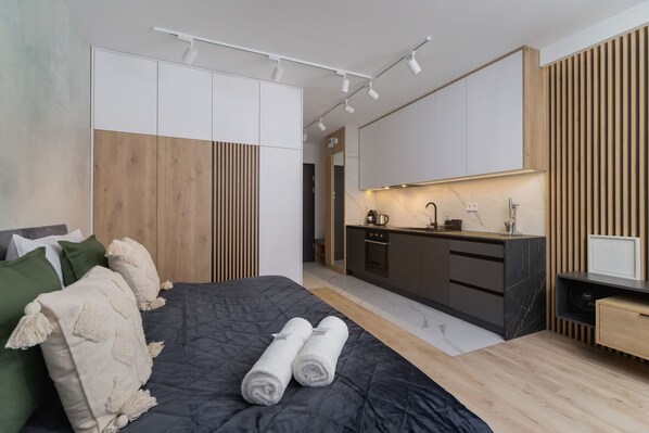 Desk, iron/ironing board, WiFi, bed sheets