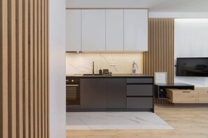 Fridge, oven, stovetop, dishwasher