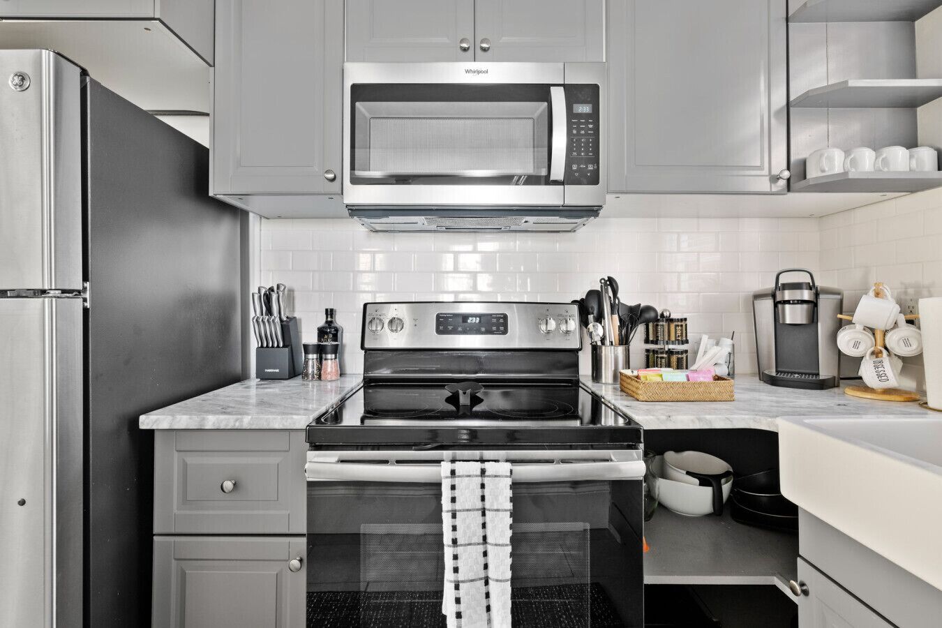 Refrigerador, microondas, parrilla de estufa y cafetera y tetera 