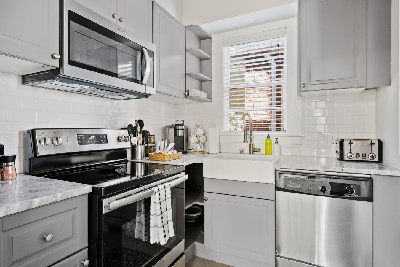 Refrigerador, microondas, parrilla de estufa y cafetera y tetera 