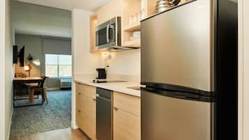 Studio, 2 Queen Beds | Private kitchen | Microwave