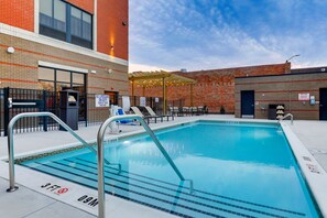 Una piscina al aire libre de temporada