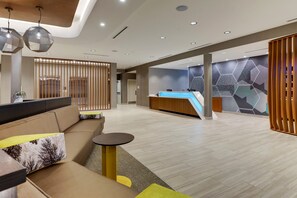 Ofrece almuerzos, cenas y happy hour