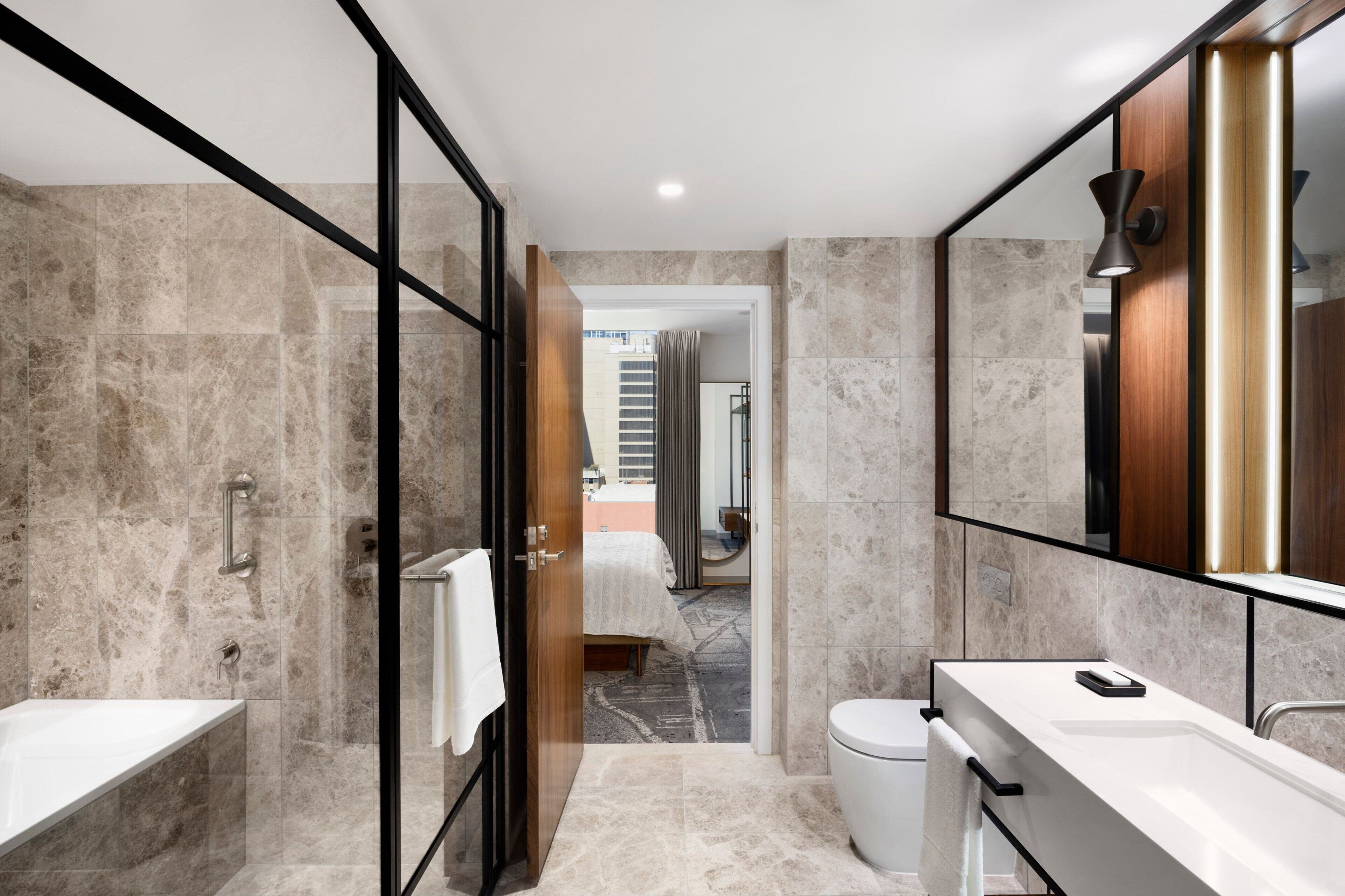 Une salle de bain moderne avec une baignoire, des toilettes et un lavabo.