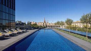 Außenpool, Sonnenschirme, Liegestühle