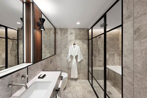 Designer toiletries, hair dryer, bathrobes, slippers - Le Méridien Melbourne (Melbourne)