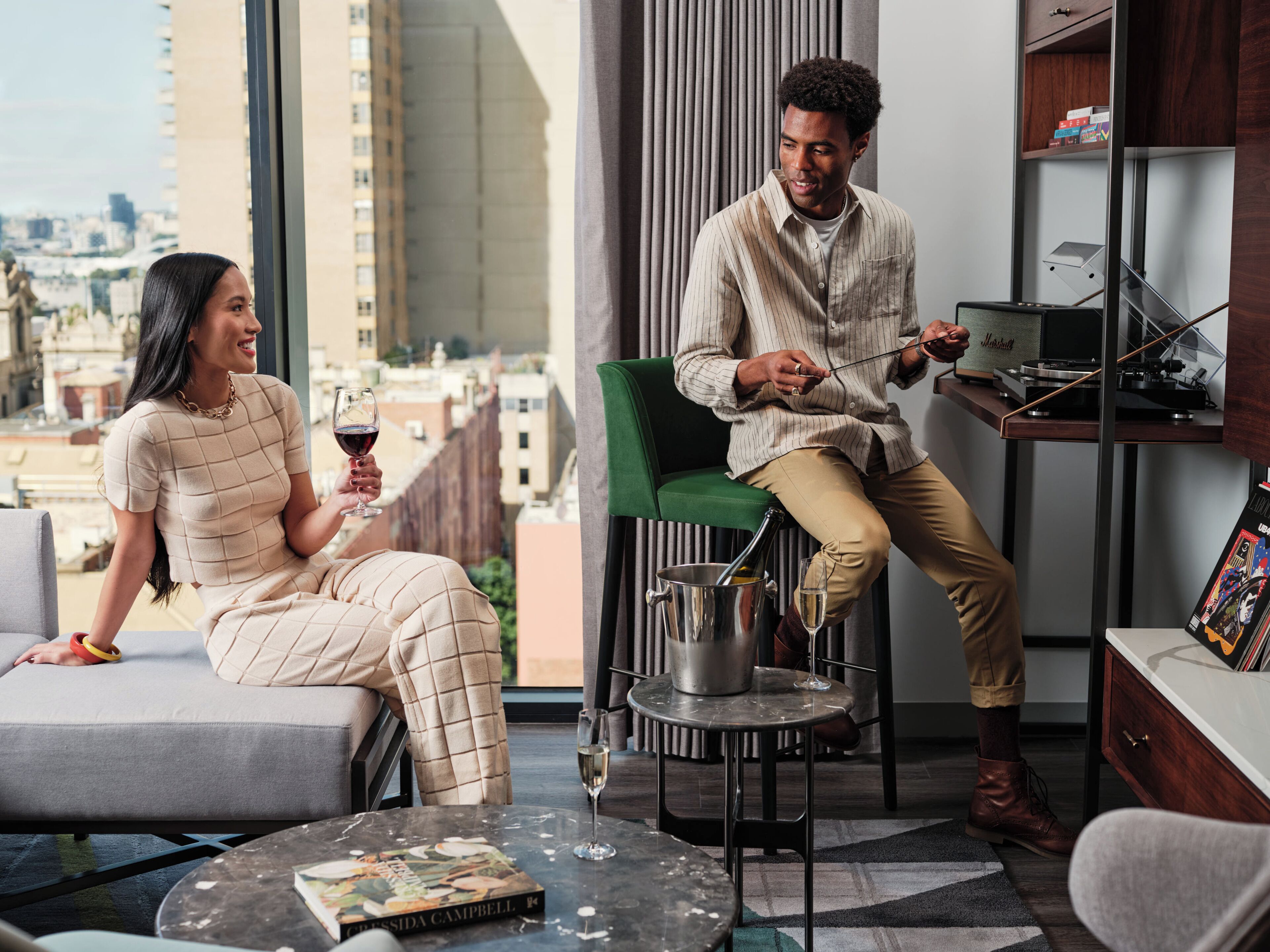 Suíte, 2 quartos (Palace Suite, View) | Área de estar | Smart TV 55 polegadas com canais digitais, TV, livros