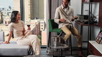 Suíte, 2 quartos (Palace Suite, View) | Área de estar | Smart TV 55 polegadas com canais digitais, TV, livros