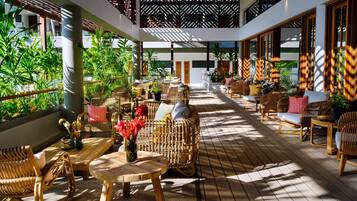 2 bars/lounges, swim-up bar, poolside bar, beach bar