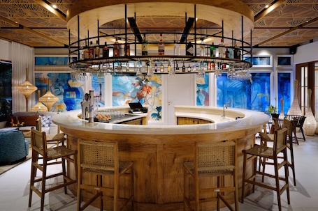 2 bars/lounges, swim-up bar, poolside bar, beach bar