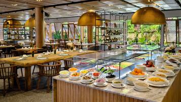 Daily cooked-to-order breakfast (SCR 600 per person)